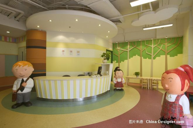 A、作品对城市需求与价值的独特挖掘角度: 幼儿园是一个愉快的童话王国。甚至它是位在北京商业中心(CBD)中心的万达广场 B、作品在环境风格上的设计创新点: 在这童话王国里是色彩缤纷的。这缤纷又是有条不紊的,整合了几种色彩,一点也不乱 C、作品在空间布局上的设计创新点: 走道与课堂全面干净的布局,如此小孩的展品就有完美的平台了。