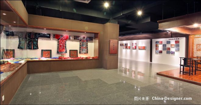 此項目是一個關于絲綢歷史的博物館,它的設計初衷,就是要把巴蜀傳統絲綢文化和現代設計風格相融合,在有限的空間內將絲綢文化燦爛多姿的民族風情無限演繹,雖然整個展廳空間比較寬敞通透,但在設計師巧妙的創意布局之下變得飽滿充實,色彩亮麗的織女做工圖版畫屏風,造型逼真的中式仿古桑蠶采集間,星羅密布如絲線交錯的挑高吊頂,一縷縷紅色絲線和木質結構組合而成的傳統織絲工具也被架構到了空中,花紋復古神秘的仿古磚拼貼出歷史的印記,還有那極富創意的現代工藝為骨、古風神韻為魂的織女造型雕塑,都讓這本身只是展示功能的空間變得充滿神韻,