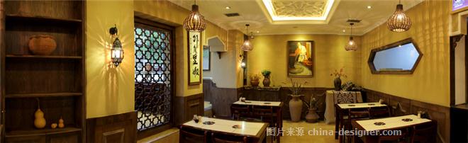 新疆肉饼世家餐厅位于新疆乌鲁木齐市天山区光明路,北门的八一剧场院内,餐厅占地面积为150平米,其整体设计风格为独具特色的西域风情,餐厅内外格调均彰显着异域风情的色彩,店门外则装置着土陶,配以干树枝。令食客们尚未入店,便体会到了浓郁的淳朴气息,以及宾至如归的归属感。