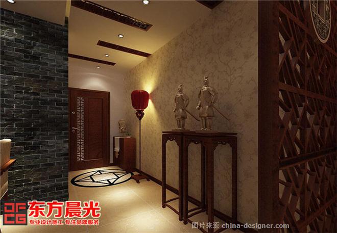 农村别墅多给人以淳朴清新自然美观的情调,其中融入的传统中式风格古典风情也深受到大家的喜爱。本案例为大家呈现简约中式风格的别墅装修室内设计,如诗如歌,营造清静婉约的幽雅情境,感悟传统色彩和传统居室格局所体现的古朴之美。 别墅装修设计中那种典雅之美,在设计师手下变得活灵活现、宛转悠扬。室内处处有春光,生活何处不舒心。精致雕刻的天花和中式古朴吊灯宁静优雅,红木古典家具透着贵气,室内绿植摆放和明亮宽敞的窗户带来清爽的清新自然气息,这样清雅脱俗的去处,何不让人欣喜若狂。 传统的中式别墅装修总是带着一种欲语还休的含蓄