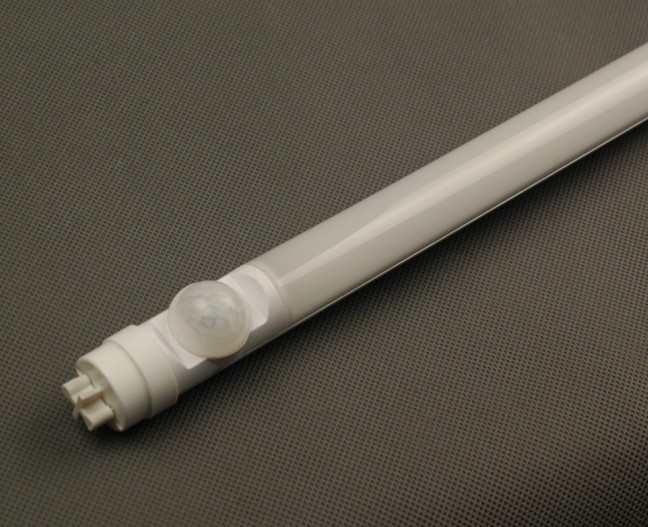 LED感应球泡灯-4W、5W、6W、8WLED红外感应灯管微亮功能适用范围:地下车库照明工程改造,地下停车场照明工程改造,车库照明工程改造,医院照明工程改造,超市照明工程改造,商场照明工程改造,银行等每天需长时间(最合适24小时用灯)照明的场所;(一)LED智能灯管工作方式 使用红外感应器对停车场内每支智能LED日光灯管进行控制,没有车辆进出时,所有红外线LED日光灯都处于微亮状态,每支灯管功耗4W(根据客户要求定制),既满足安保监控照明的要求,又极大限度地节约了用电。(据以往经验车库等24小时用电场所可